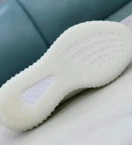 Yeezy Boost 350 V2            CREAM WHITE MODEL
