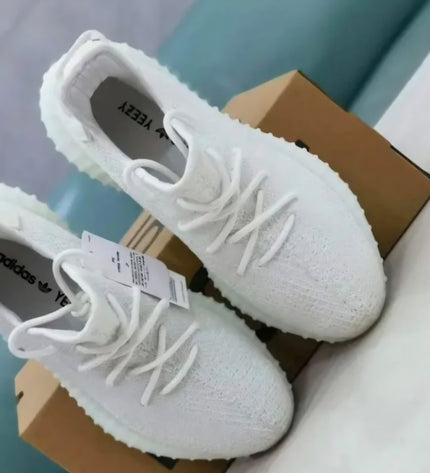 Yeezy Boost 350 V2            CREAM WHITE MODEL